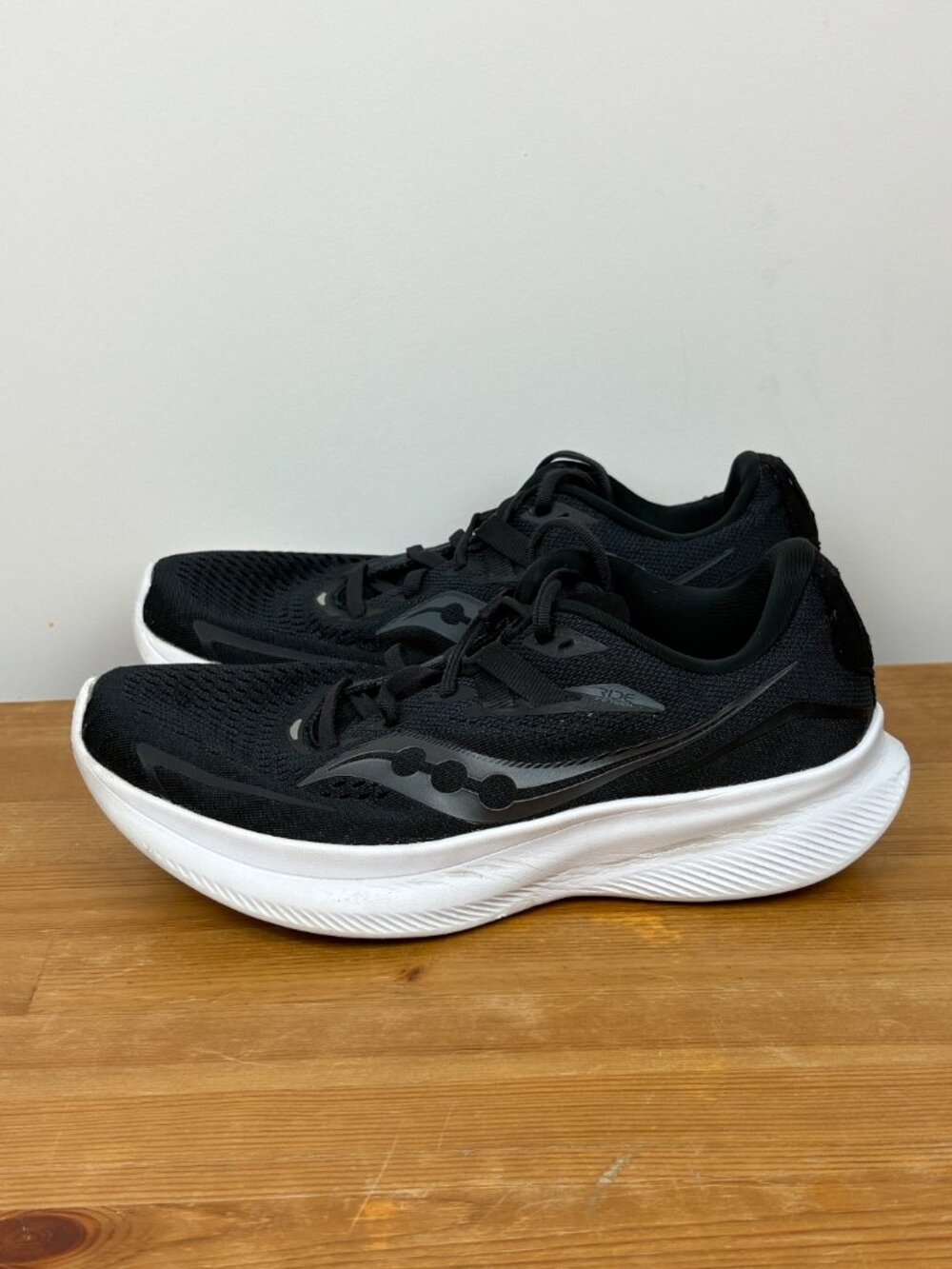 Saucony Women's Ride 15 running shoes. Size 9. Black and white with Gum sole
